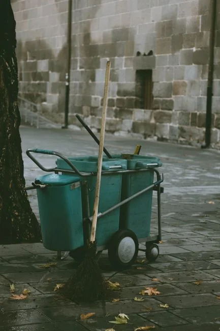Pièce épurée avec une personne nettoyant une chaise à l’aide d’une éponge et d’un produit d’entretien.